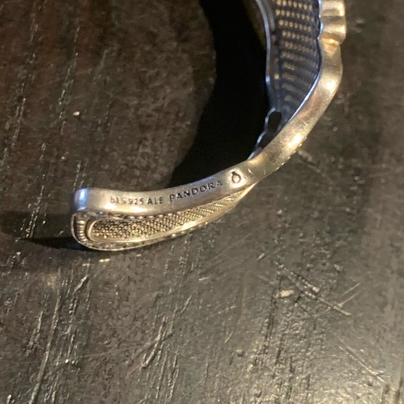 Pandora bracelet small like new - Picture 4 of 4